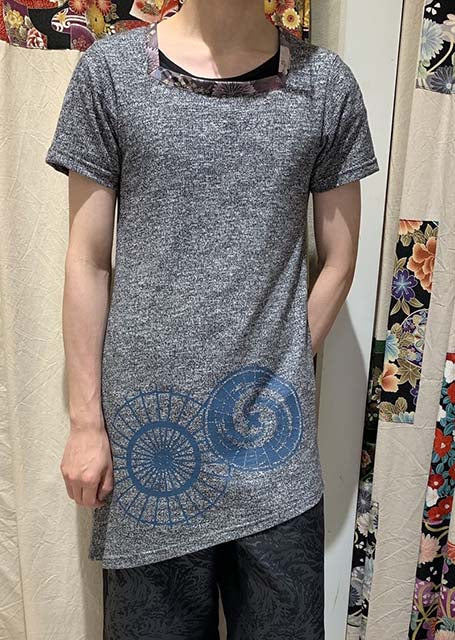 gouk 和傘を2つプリントしたチュニック丈のトップス 黒和柄X青プリント
