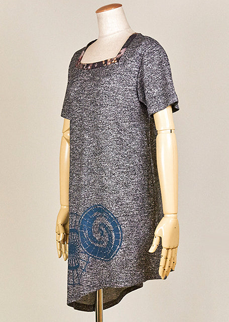 gouk 和傘を2つプリントしたチュニック丈のトップス 黒和柄X青プリント