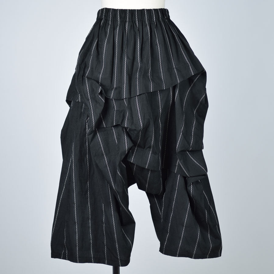 Saruel pants with tacks next to TKR