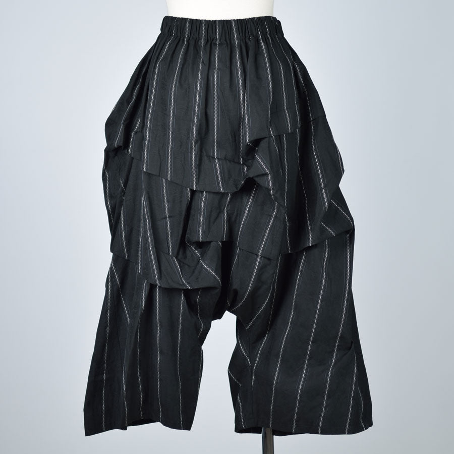 Saruel pants with tacks next to TKR