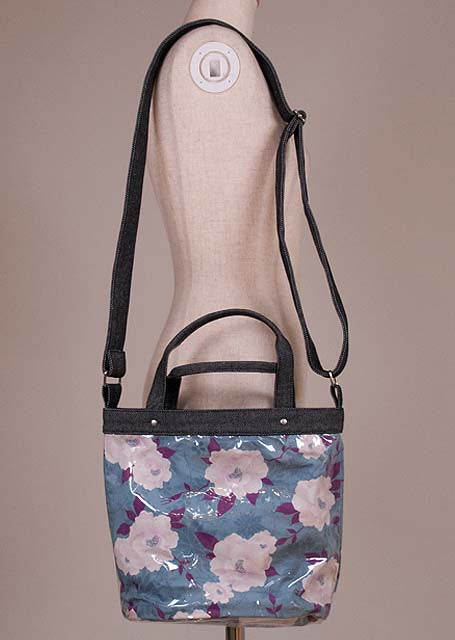 A small bag that covers the Japanese pattern of GOUK peony with vinyl light blue