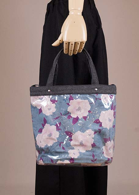 A small bag that covers the Japanese pattern of GOUK peony with vinyl light blue